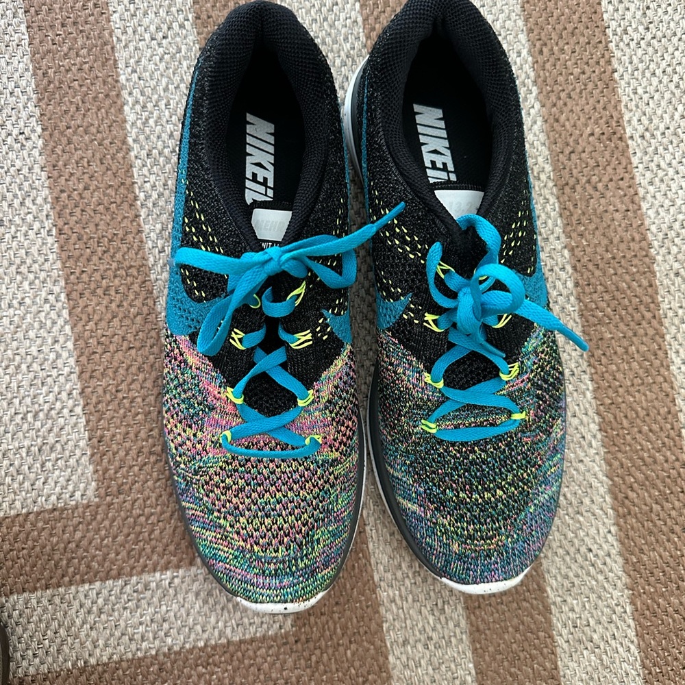 one of a kind nike flyknit, mens size 8.5, colorful, lightweight.